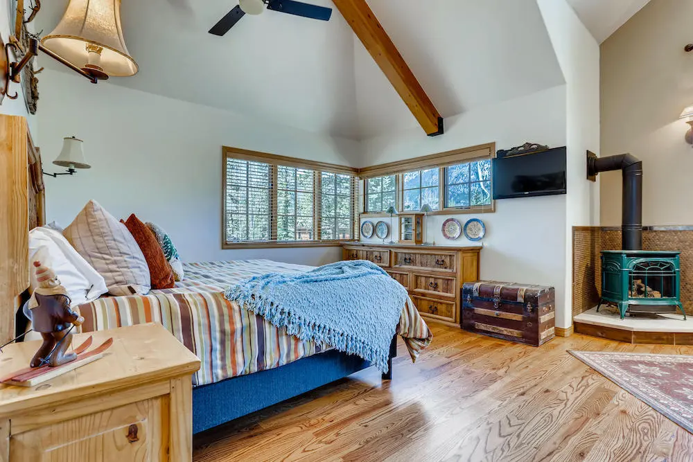 555 Wooden Canoe Dillon CO-017-028-Lower Level Master Bedroom-MLS_Size